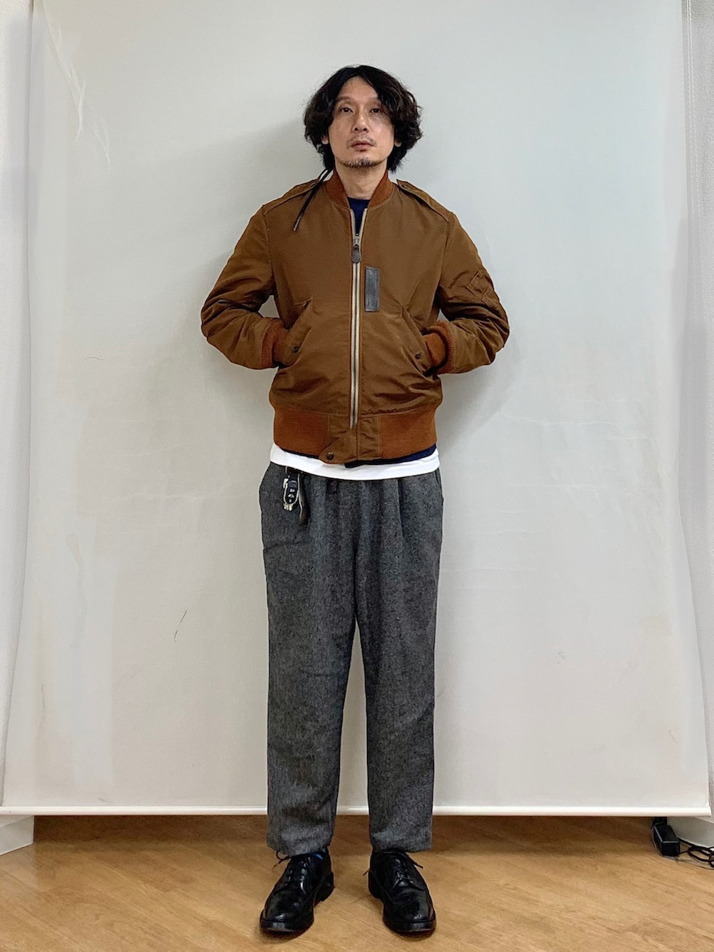 「古着、スウェット、ミリタリー、カジュアル、秋のコーデ、ミリタリージャケット、休日スタイル、ブラウン、革靴、古着MIX、イージーパンツ、カジュアルコーデ、オトナカジュアル、秋コーデ、秋冬コーデ」｜「60s スウェットのアイテム（スウェット、ブルー系）」を使った、h.s.k.さん（メンズ・176cm）の秋コーディネートの2枚目の写真