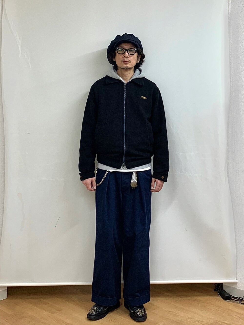 ブルー系のその他パンツ、ブラック系のブルゾン、ブラック系のその他シューズを着用したメンズの冬コーディネートの2枚目の写真