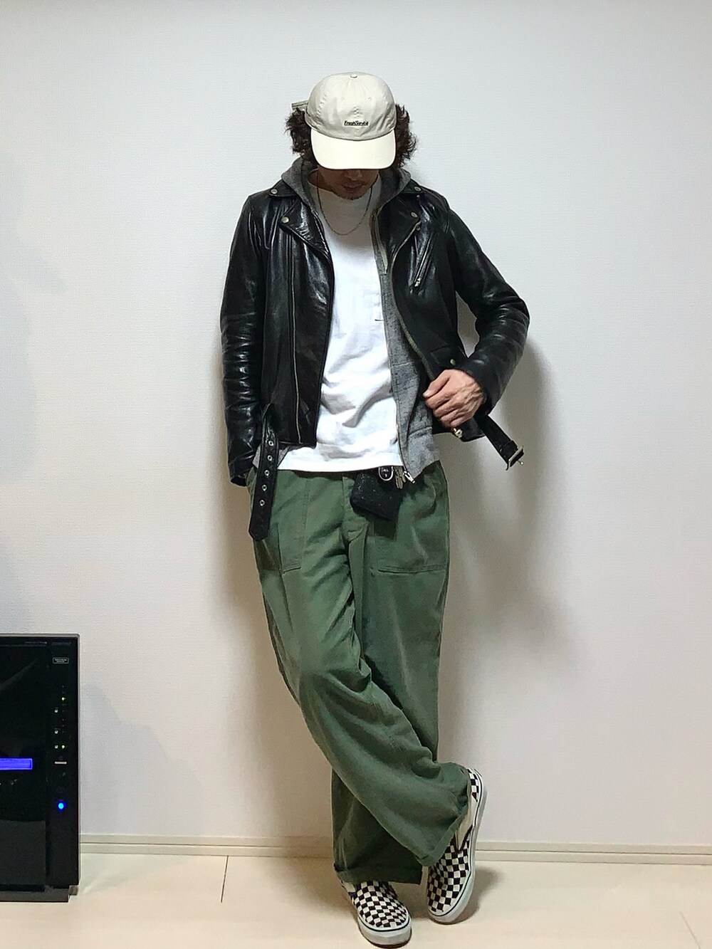 ブラック系のライダースジャケット、グリーン系のその他パンツ、その他のスリッポンを着用したメンズの秋コーディネートの2枚目の写真