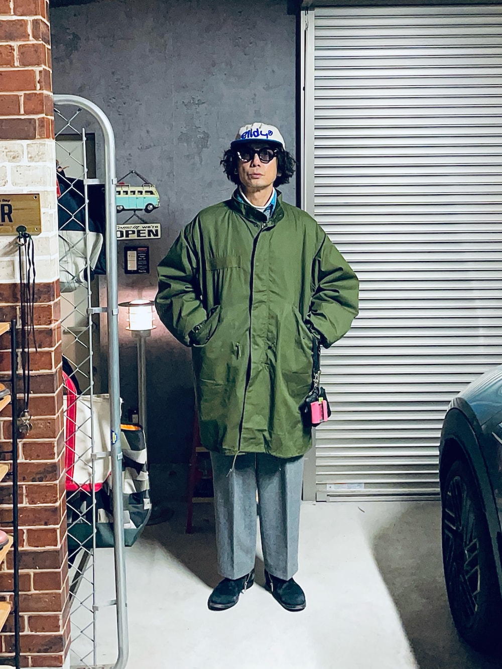 ブルー系のシャツ/ブラウス、グリーン系のモッズコート、ブラック系のブーツを着用したメンズの冬コーディネートの2枚目の写真