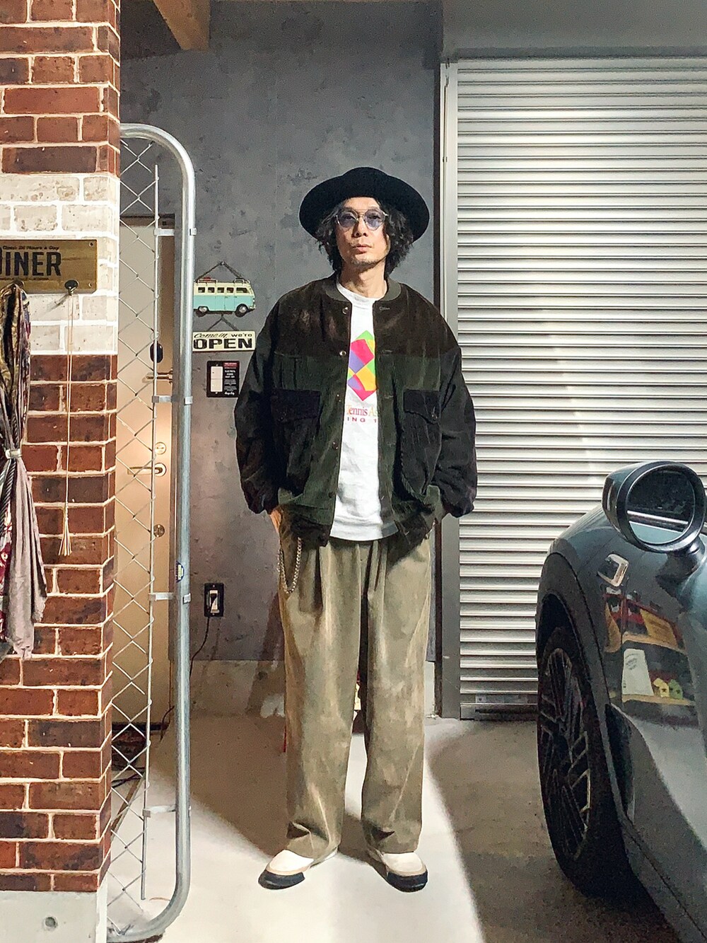 ベージュ系のその他パンツ、ホワイト系のスニーカー、グレー系のスウェットを着用したメンズの冬コーディネートの2枚目の写真