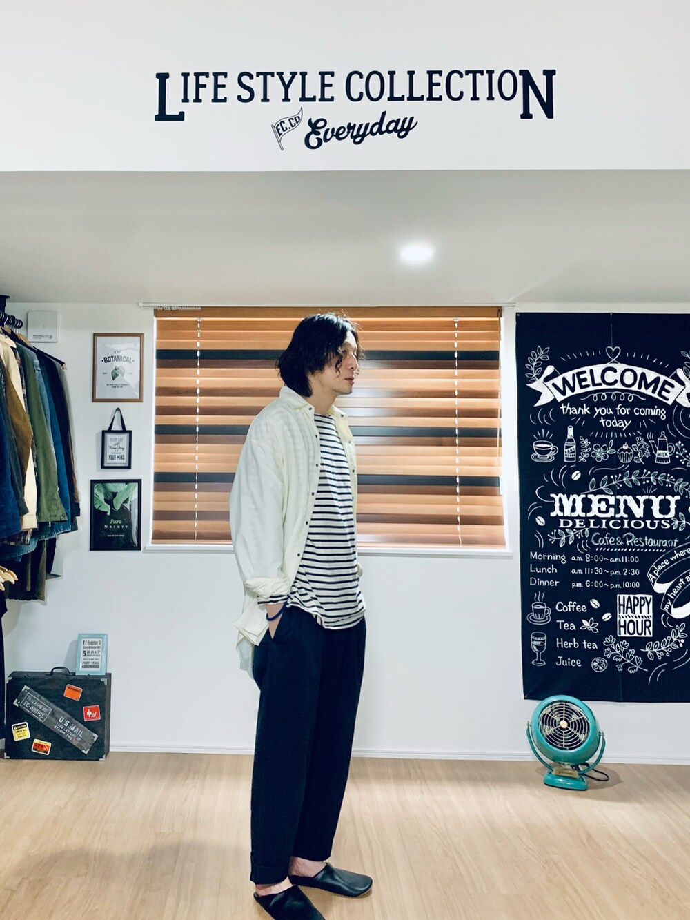 ブルー系のチノパンツ、ホワイト系のシャツ/ブラウス、ホワイト系のTシャツ/カットソーを着用したメンズの春コーディネートの4枚目の写真