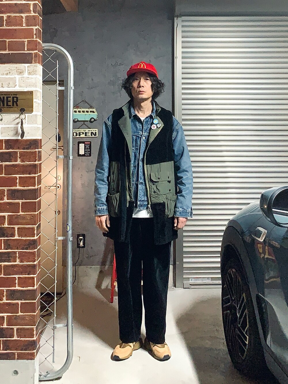 ブラック系のその他パンツ、ブルー系のデニムジャケット、ブラック系のベストを着用したメンズの冬コーディネートの2枚目の写真