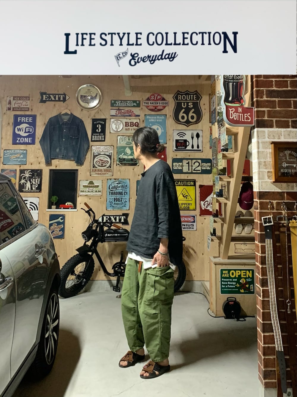 グリーン系のカーゴパンツ、ブラック系のサンダル、ブラック系のその他トップスを着用したメンズの夏コーディネートの3枚目の写真