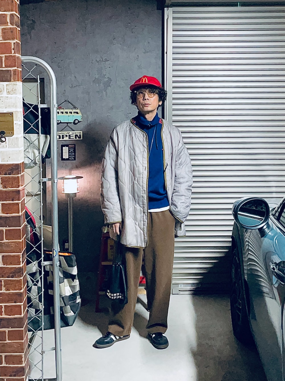 ブラック系のスニーカー、シルバー系のその他アウター、ブルー系のその他アウターを着用したメンズの冬コーディネートの2枚目の写真