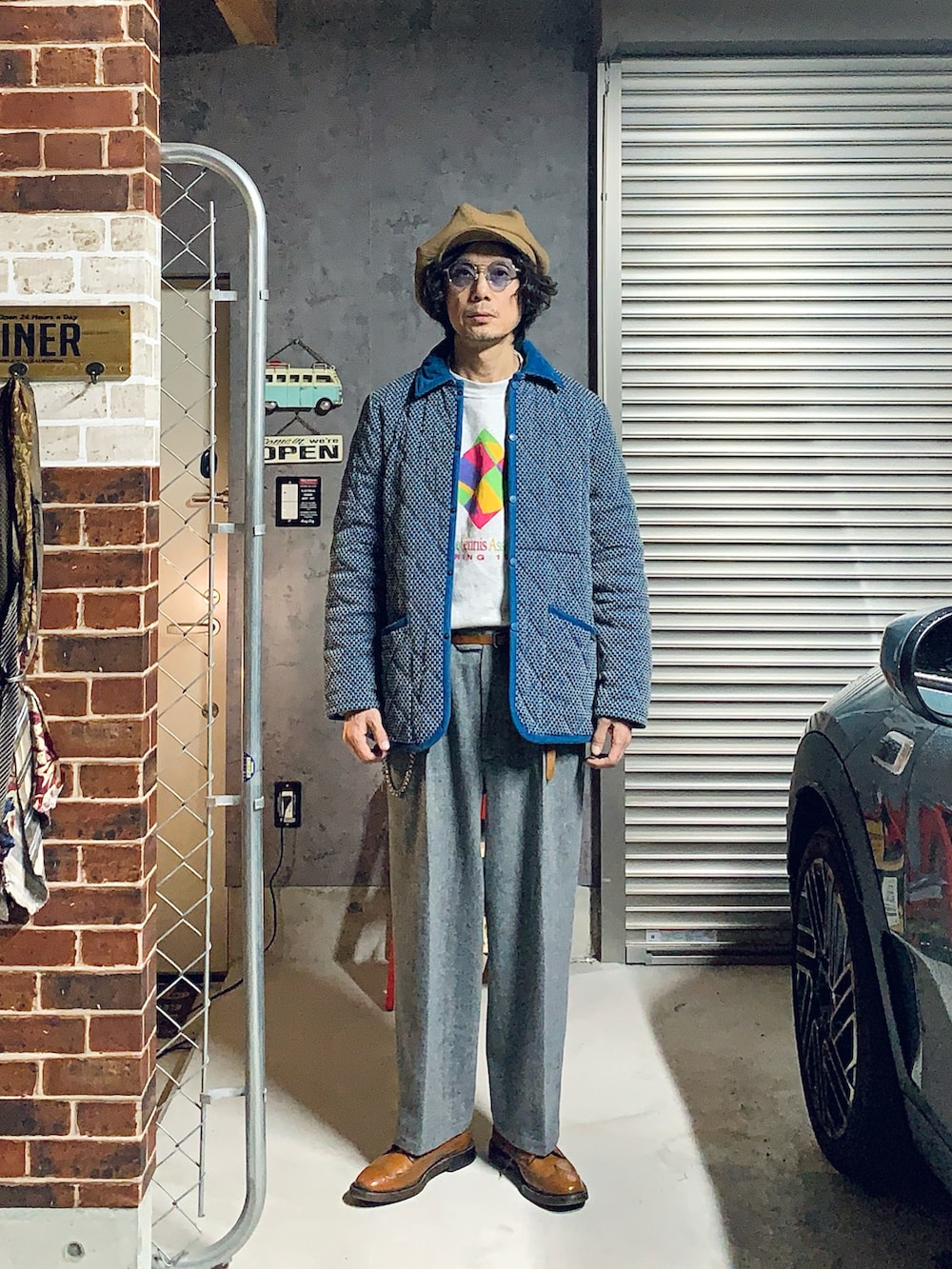 ブラウン系のドレスシューズ、ブルー系のその他アウター、グレー系のスウェットを着用したメンズの冬コーディネートの2枚目の写真