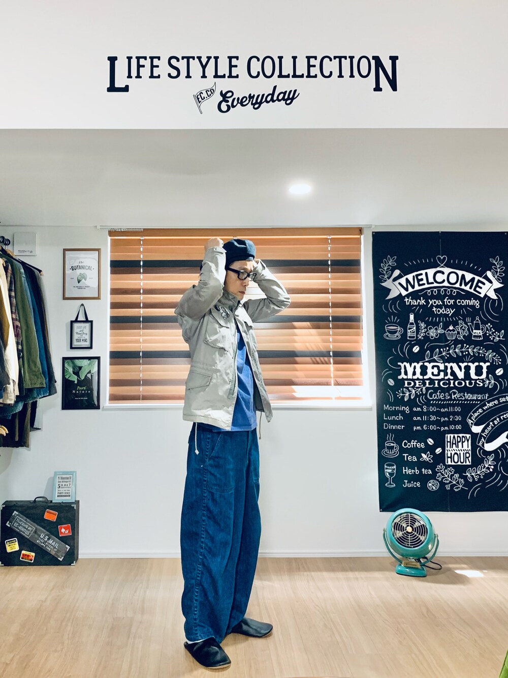 パープル系のTシャツ/カットソー、ブルー系のデニムパンツ、グレー系のミリタリージャケットを着用したメンズの春コーディネートの4枚目の写真