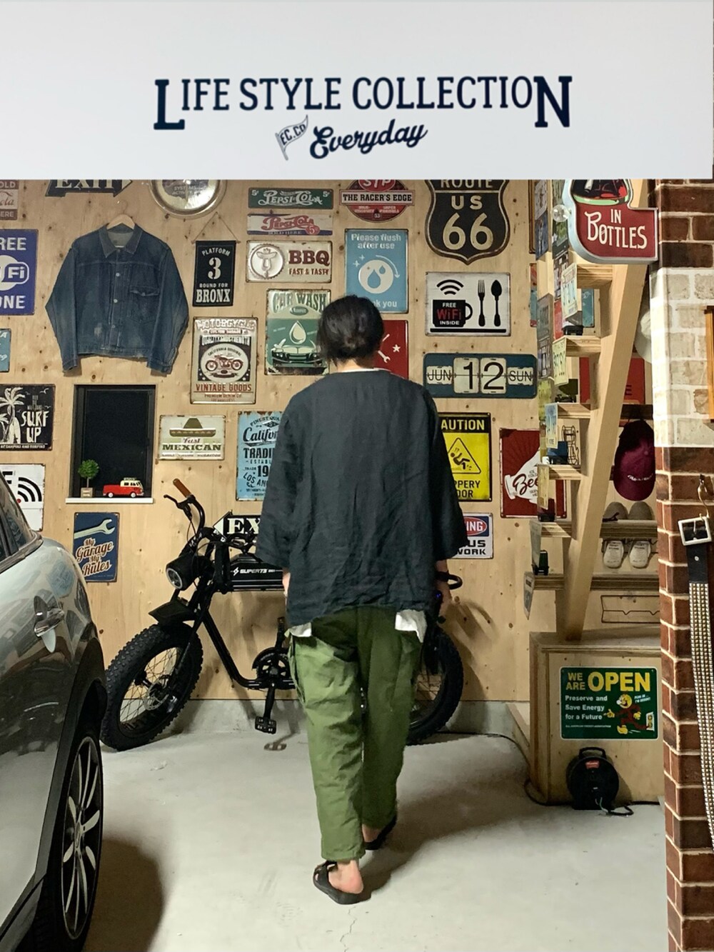 グリーン系のカーゴパンツ、ブラック系のサンダル、ブラック系のその他トップスを着用したメンズの夏コーディネートの4枚目の写真