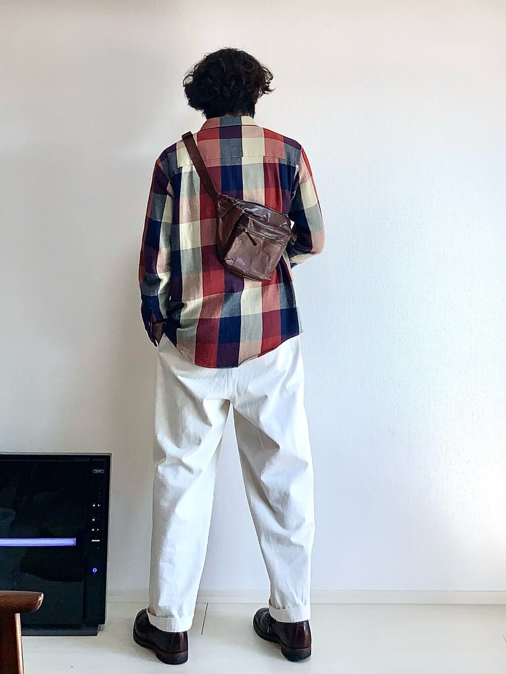 ホワイト系のその他パンツ、レッド系のシャツ/ブラウス、ブラウン系のボディバッグ/ウエストポーチを着用したメンズの秋コーディネートの2枚目の写真