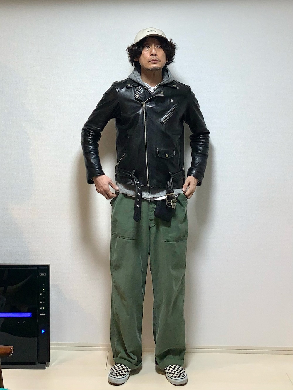 ブラック系のライダースジャケット、グリーン系のその他パンツ、その他のスリッポンを着用したメンズの秋コーディネートの3枚目の写真