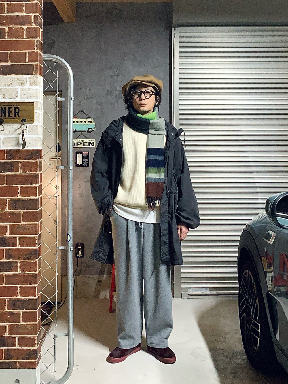 グレー系のその他パンツ、ブラック系のその他アウター、その他のストール/ショールを着用したメンズの冬コーディネートの2枚目の写真