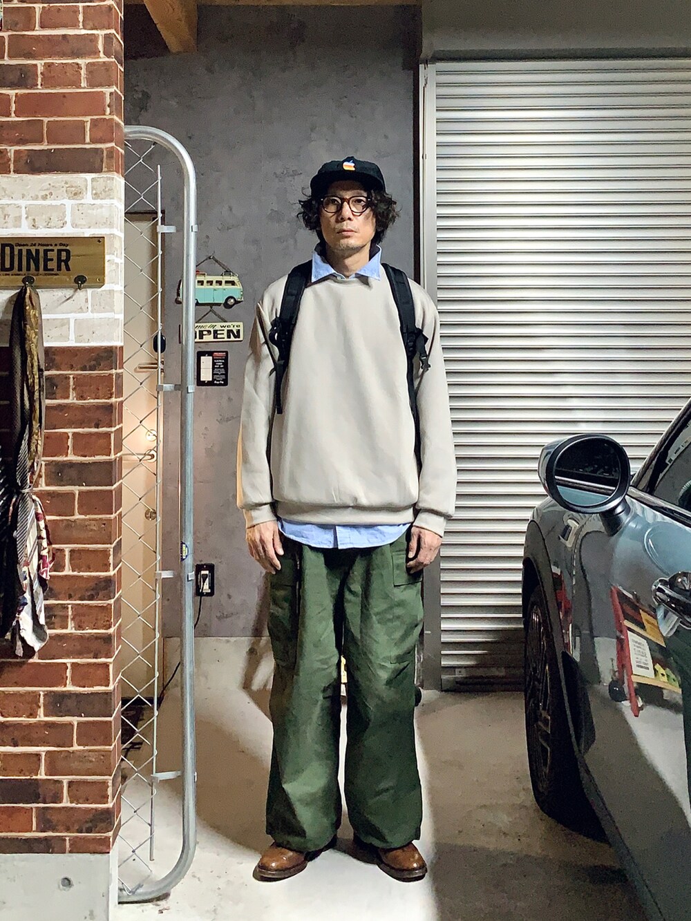 ブラウン系のドレスシューズ、グリーン系のカーゴパンツ、グレー系のスウェットを着用したメンズの秋コーディネートの3枚目の写真