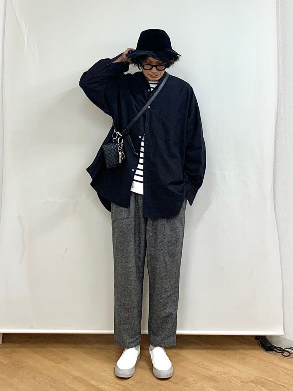 ホワイト系のスニーカー、ブラック系のシャツ/ブラウス、ホワイト系のTシャツ/カットソーを着用したメンズの秋コーディネートの2枚目の写真