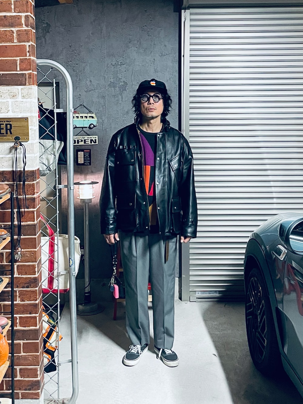 ブラック系のスニーカー、ブラック系のその他アウター、その他のニット/セーターを着用したメンズの冬コーディネートの2枚目の写真