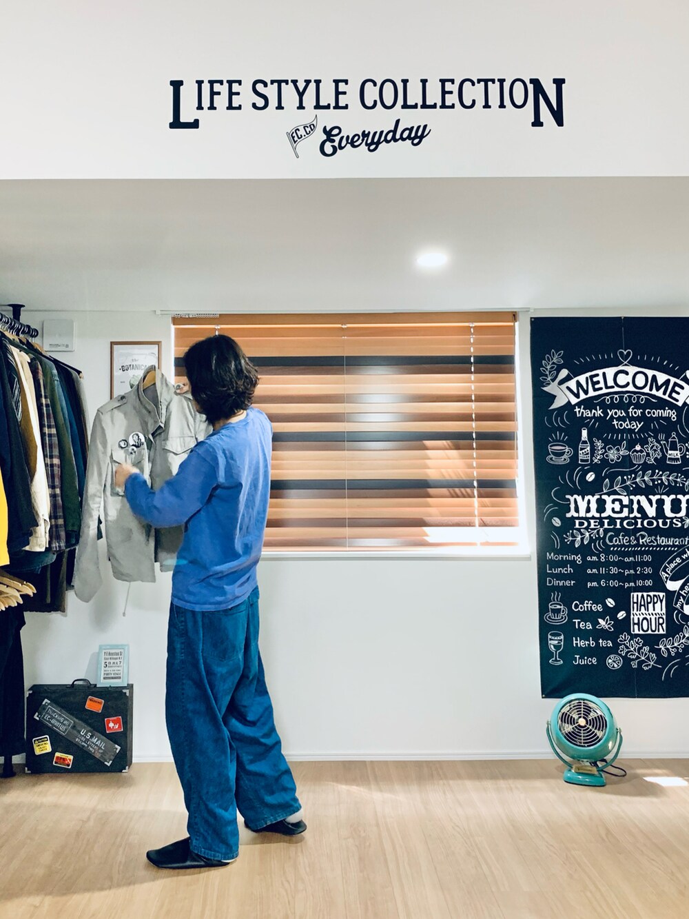 パープル系のTシャツ/カットソー、ブルー系のデニムパンツ、グレー系のミリタリージャケットを着用したメンズの春コーディネートの2枚目の写真