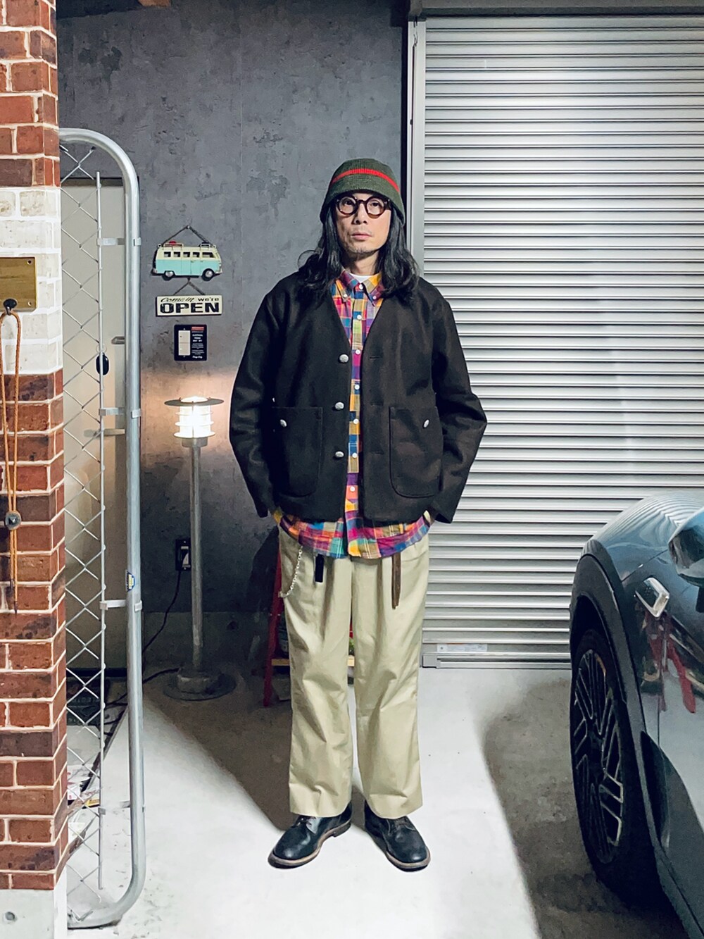 ブラウン系のその他アウター、ベージュ系のチノパンツ、ブラック系のブーツを着用したメンズの冬コーディネートの2枚目の写真