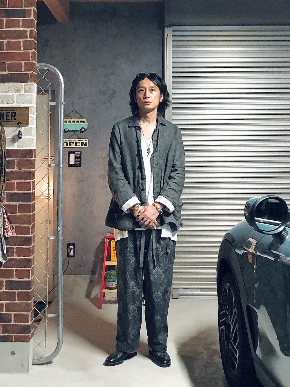 グリーン系のライダースジャケット、その他のその他アウター、グレー系のその他パンツを着用したメンズの秋コーディネートの2枚目の写真