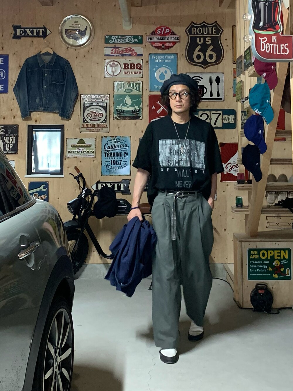 グリーン系のその他パンツ、ホワイト系のスニーカー、ブルー系のスカジャンを着用したメンズの春コーディネートの2枚目の写真