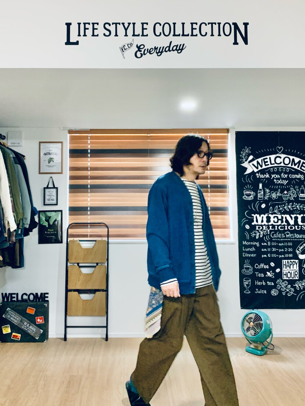 「休日スタイル、リラックススタイル、カーディガン、ユニクロ、春コーデ、ボーダー、ボーダートップス、チノパン、レイヤードスタイル、カジュアル、カジュアルコーデ、めがね、ロンT、革靴、カラーパンツ」｜「UNIQLOのアイテム（カーディガン/ボレロ、ブルー系）」を使った、h.s.k.さん（メンズ・176cm）の春コーディネートの3枚目の写真