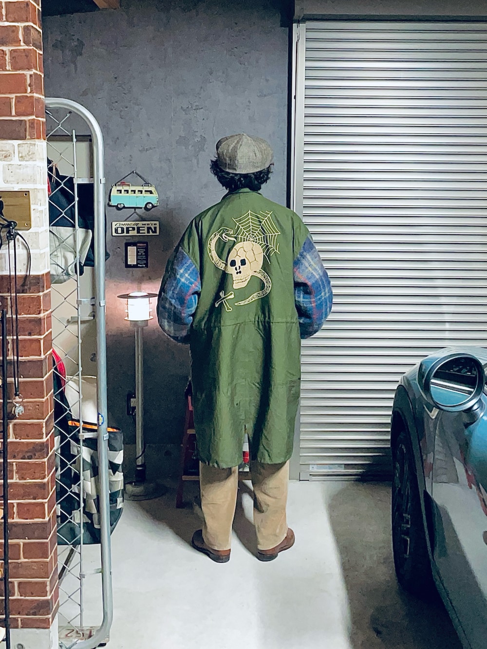 ブラウン系のミリタリージャケット、グリーン系のモッズコート、ベージュ系のその他パンツを着用したメンズの冬コーディネートの2枚目の写真