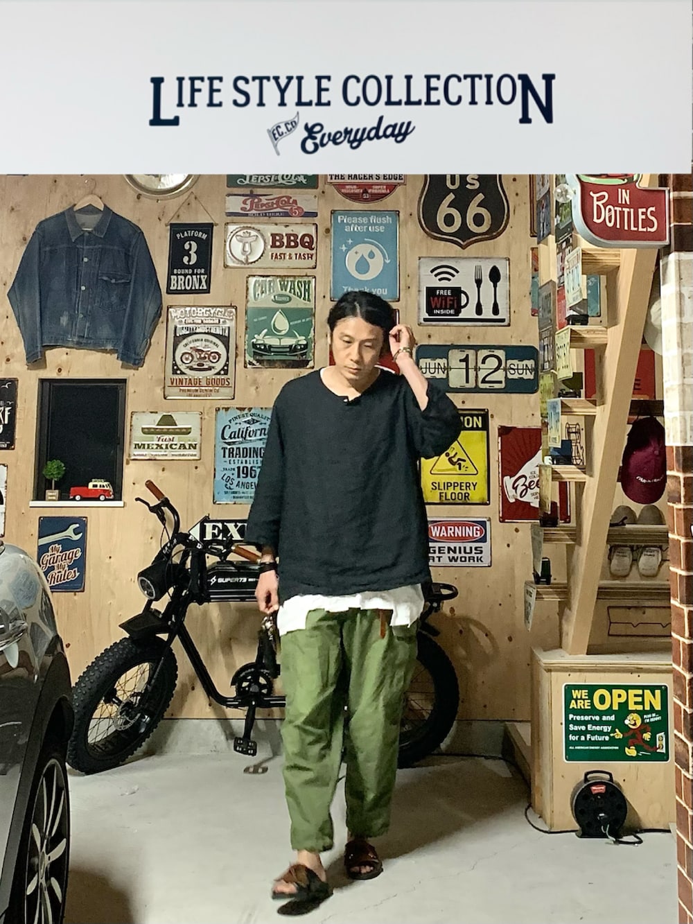 グリーン系のカーゴパンツ、ブラック系のサンダル、ブラック系のその他トップスを着用したメンズの夏コーディネートの2枚目の写真