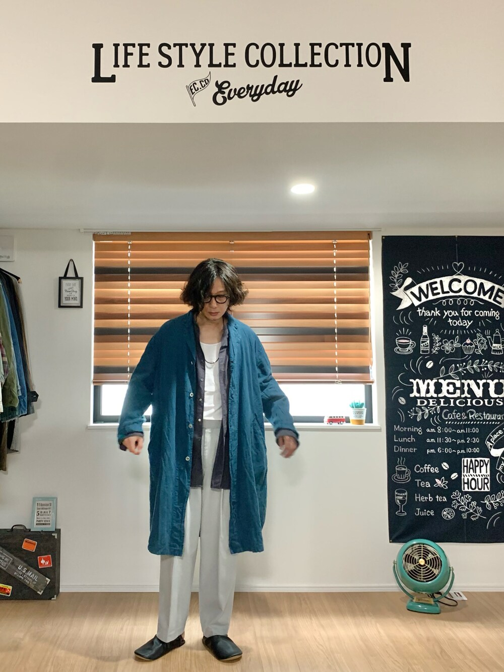 ブルー系のその他パンツ、グレー系のシャツ/ブラウス、ブラック系のルームシューズ/スリッパを着用したメンズの春コーディネートの4枚目の写真