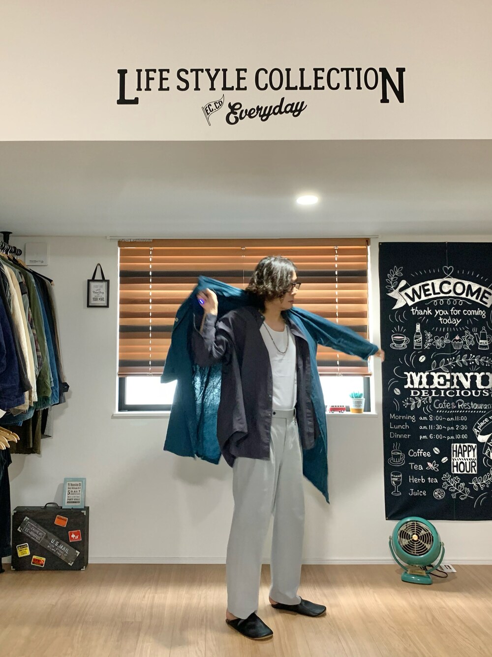 ブルー系のその他パンツ、グレー系のシャツ/ブラウス、ブラック系のルームシューズ/スリッパを着用したメンズの春コーディネートの3枚目の写真