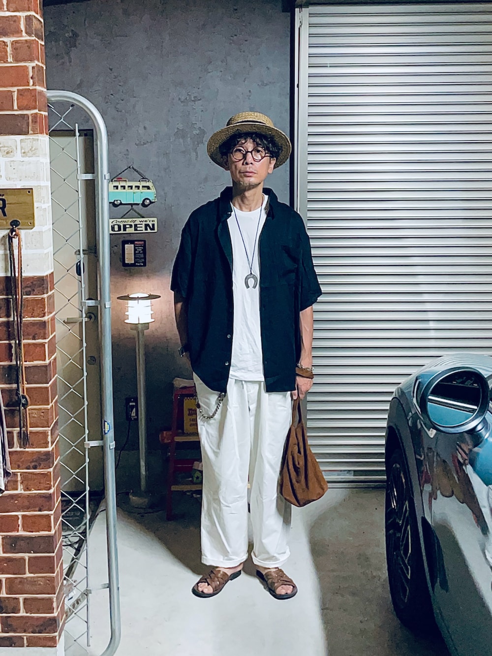 「めがね、メガネ男子、レイヤードスタイル、半袖シャツ、イージーパンツ、ホワイトパンツ、サンダル、カジュアル、カジュアルコーデ、シャツスタイル、シャツ、ノースリーブ、ネックレス、バッグ、ハット」｜「Et ceteraのアイテム（バッグ、その他）」を使った、h.s.k.さん（メンズ・176cm）の秋コーディネートの4枚目の写真