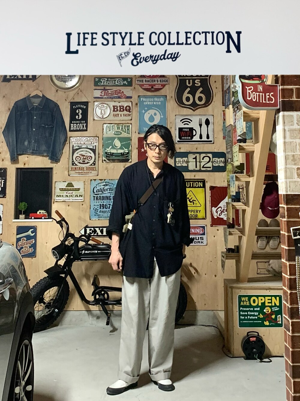 グレー系のチノパンツ、ホワイト系のスニーカー、ブラック系のシャツ/ブラウスを着用したメンズの夏コーディネートの2枚目の写真