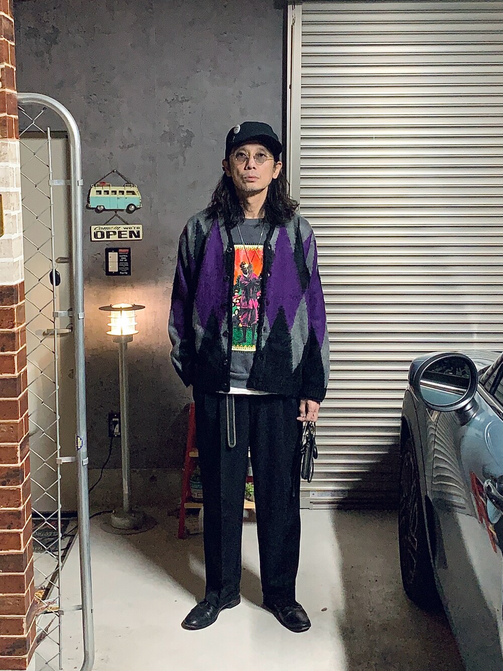 ブラック系のスラックス、ブラック系のスウェット、グレー系のカーディガン/ボレロを着用したメンズの秋コーディネートの2枚目の写真