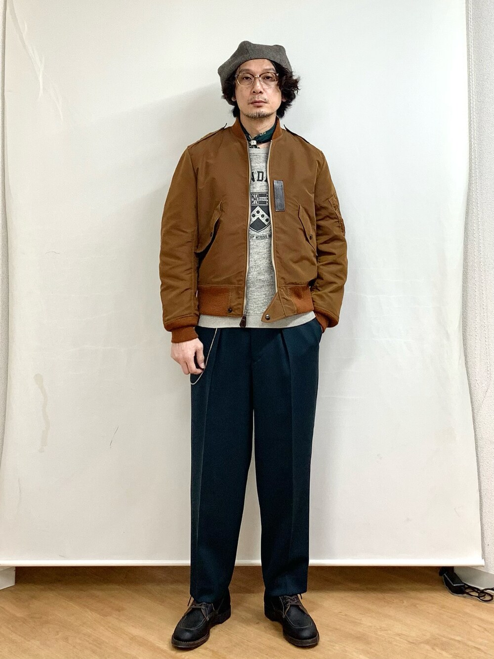 グリーン系のその他パンツ、ブラック系のブーツ、ベージュ系のハンチング/ベレー帽を着用したメンズの秋コーディネートの2枚目の写真