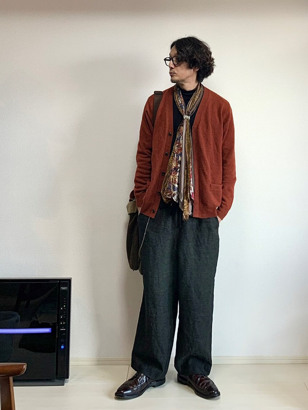 その他のドレスシューズ、ブラウン系のカーディガン/ボレロ、ブラウン系のストール/ショールを着用したメンズの秋コーディネートの2枚目の写真
