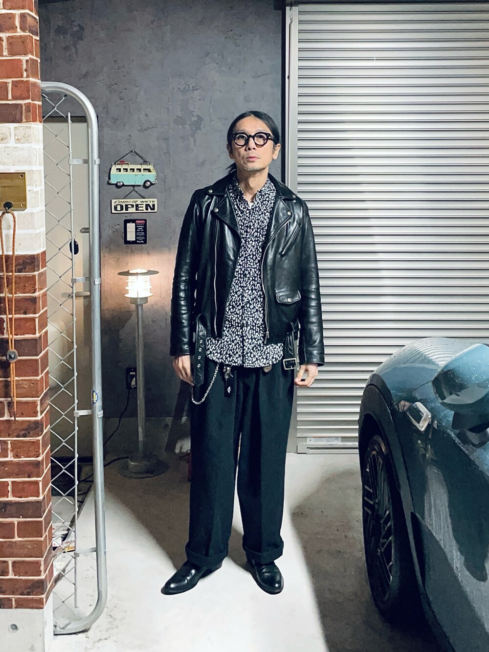 ブラック系のその他パンツ、ブラック系のブーツ、ブラック系のライダースジャケットを着用したメンズの冬コーディネートの2枚目の写真