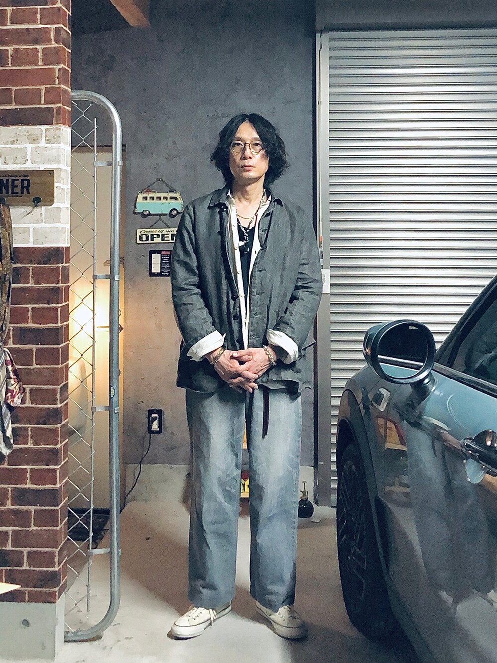 その他のその他アウター、ホワイト系のシャツ/ブラウス、ブラック系のブーツを着用したメンズの春コーディネートの2枚目の写真