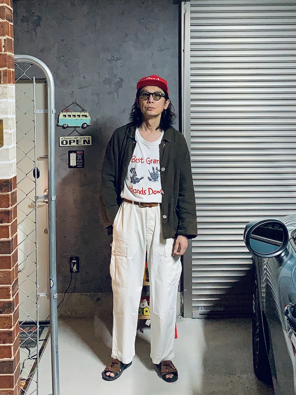 ブラウン系のその他アウター、ブラック系のサンダル、ブラウン系のメガネを着用したメンズの夏コーディネートの2枚目の写真