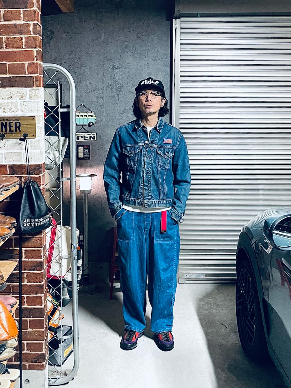 ブルー系のデニムジャケット、ブルー系のデニムパンツ、ブラック系のキャップを着用したメンズの春コーディネートの2枚目の写真