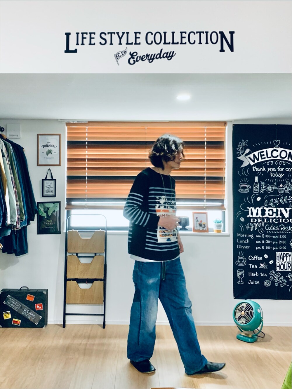 ブルー系のデニムパンツ、ブラック系のトップス、ブラック系のルームシューズ/スリッパを着用したメンズの春コーディネートの4枚目の写真