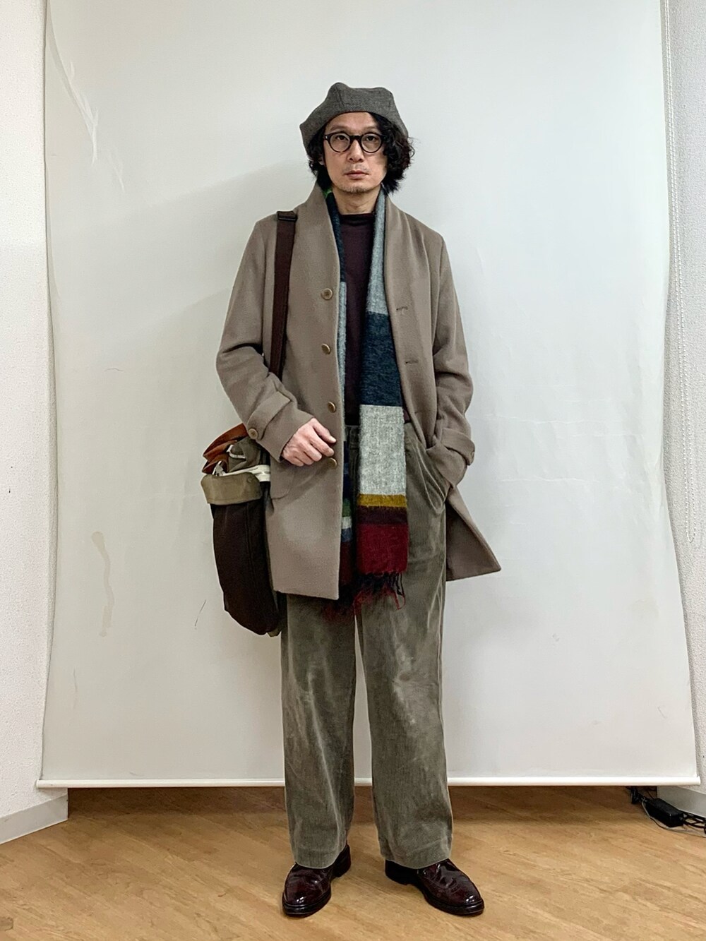 その他のドレスシューズ、ベージュ系のその他パンツ、ベージュ系のチェスターコートを着用したメンズの冬コーディネートの2枚目の写真