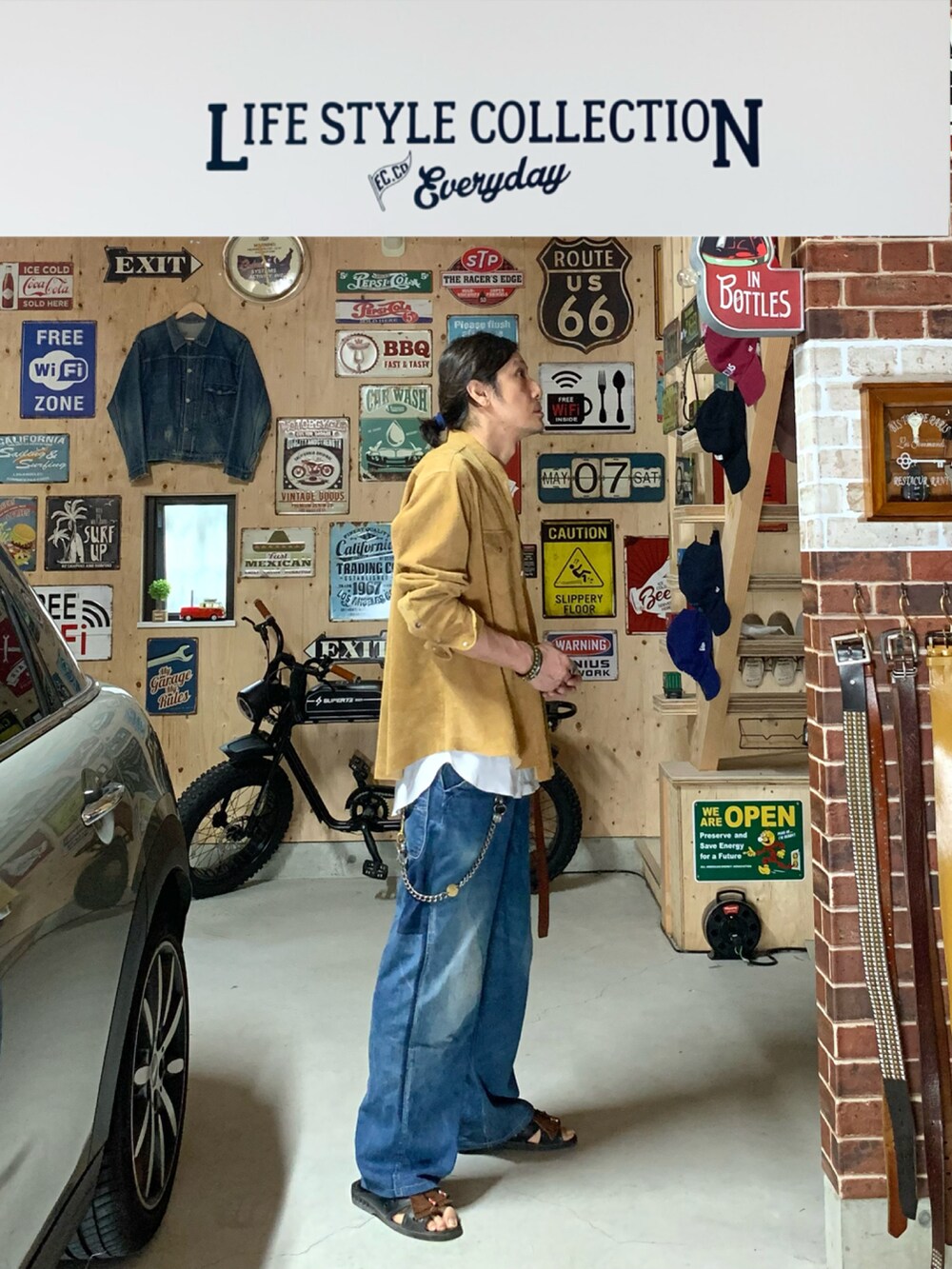 ブルー系のデニムパンツ、ブラック系のサンダル、ベージュ系のシャツ/ブラウスを着用したメンズの春コーディネートの2枚目の写真