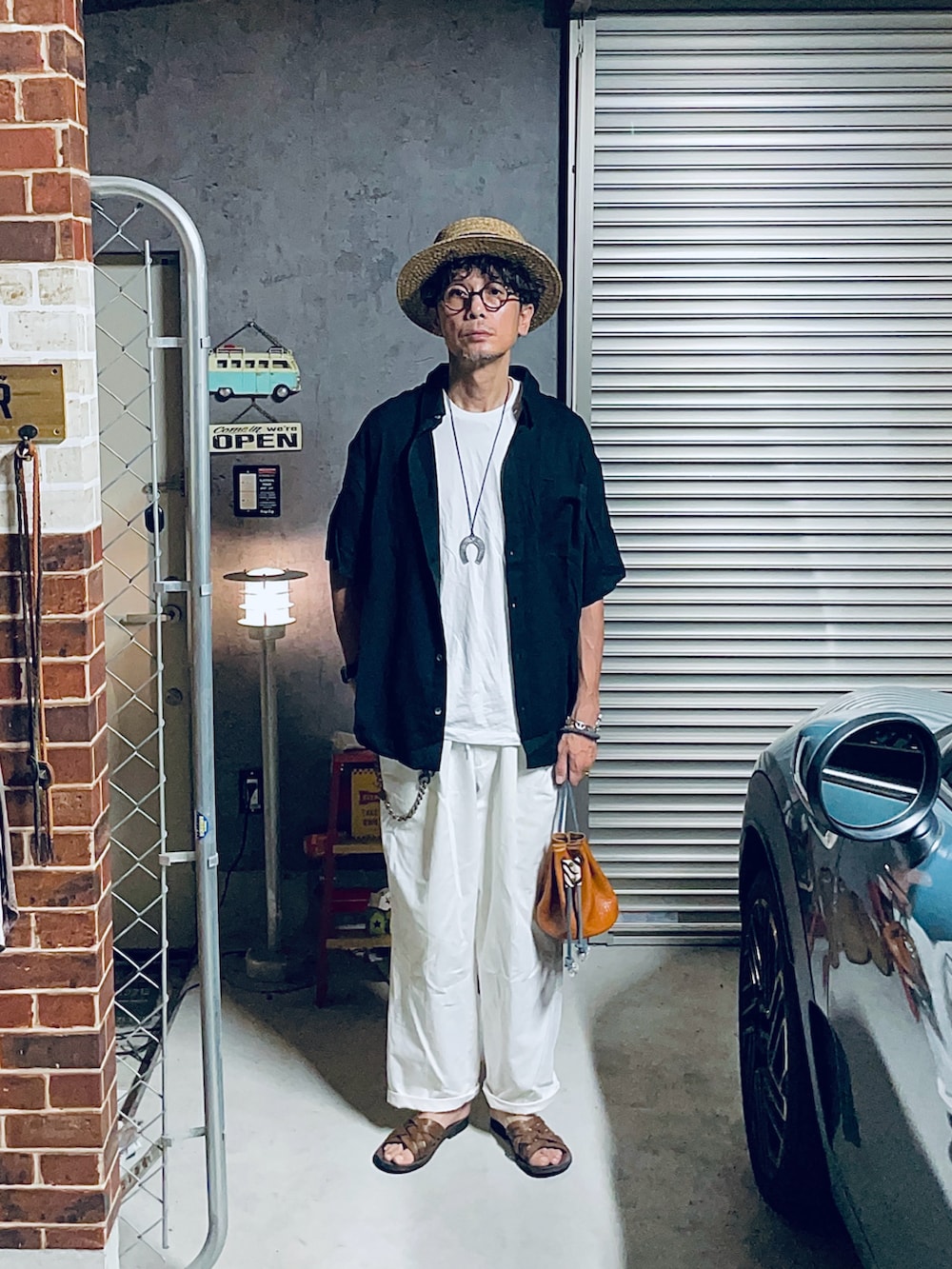 「めがね、メガネ男子、レイヤードスタイル、半袖シャツ、イージーパンツ、ホワイトパンツ、サンダル、カジュアル、カジュアルコーデ、シャツスタイル、シャツ、ノースリーブ、ネックレス、バッグ、ハット」｜「Et ceteraのアイテム（バッグ、その他）」を使った、h.s.k.さん（メンズ・176cm）の秋コーディネートの3枚目の写真