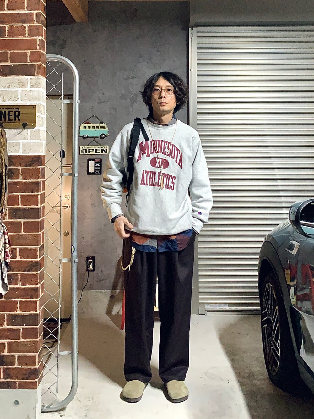 ベージュ系のサンダル、グレー系のスウェット、その他のシャツ/ブラウスを着用したメンズの秋コーディネートの2枚目の写真