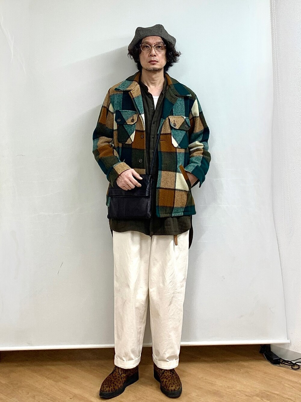 ホワイト系のその他パンツ、その他のドレスシューズ、ブラウン系のその他アウターを着用したメンズの冬コーディネートの2枚目の写真