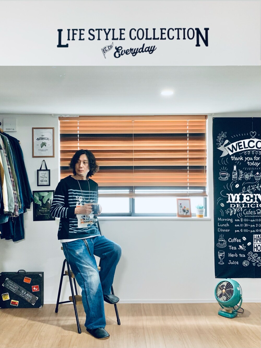 ブルー系のデニムパンツ、ブラック系のトップス、ブラック系のルームシューズ/スリッパを着用したメンズの春コーディネートの3枚目の写真