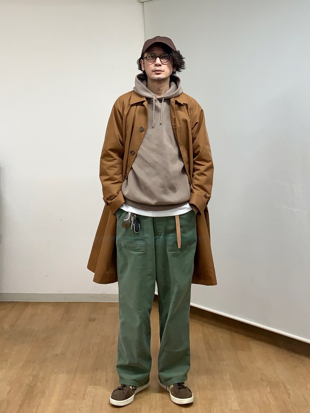 グリーン系のその他パンツ、ブラウン系のその他アウターを着用したメンズの冬コーディネートの2枚目の写真