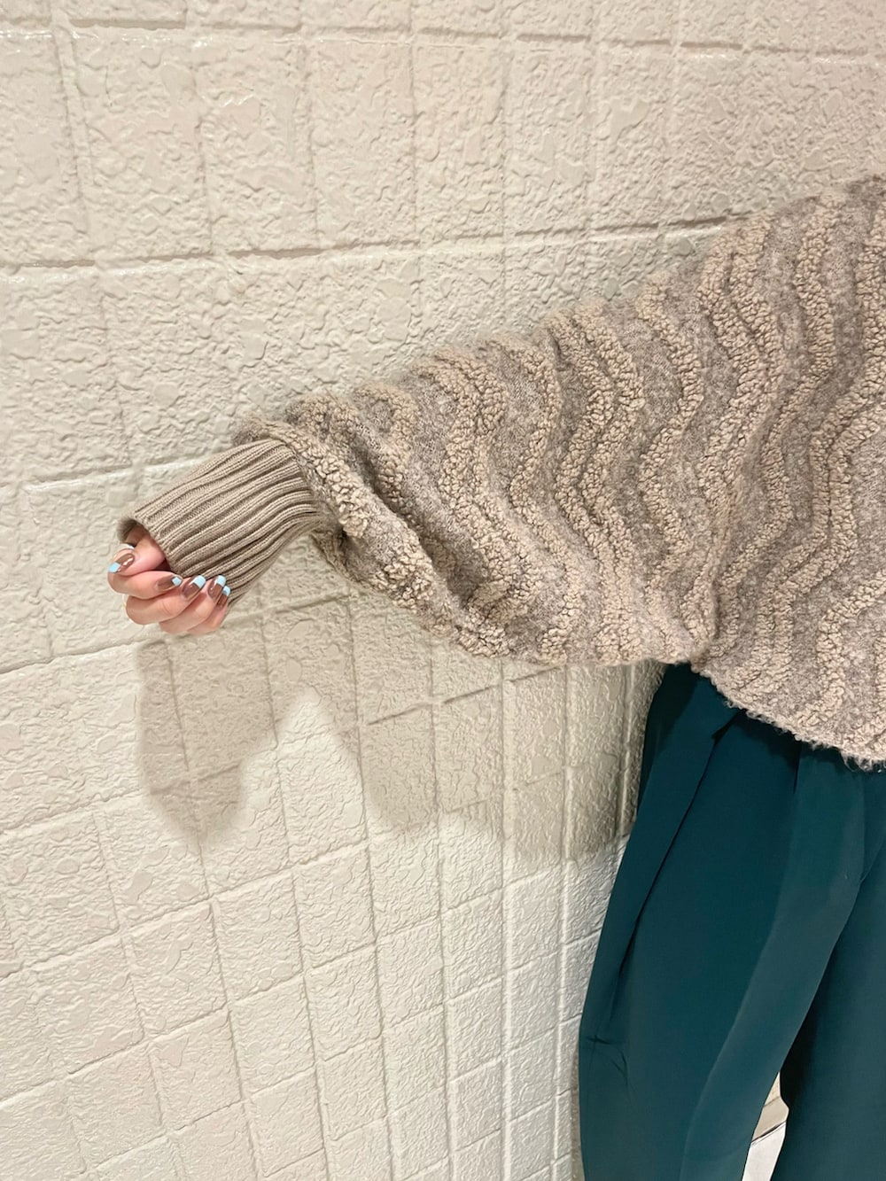 ベージュ系のニット/セーター、グリーン系のその他パンツを着用したレディースの秋コーディネートの2枚目の写真