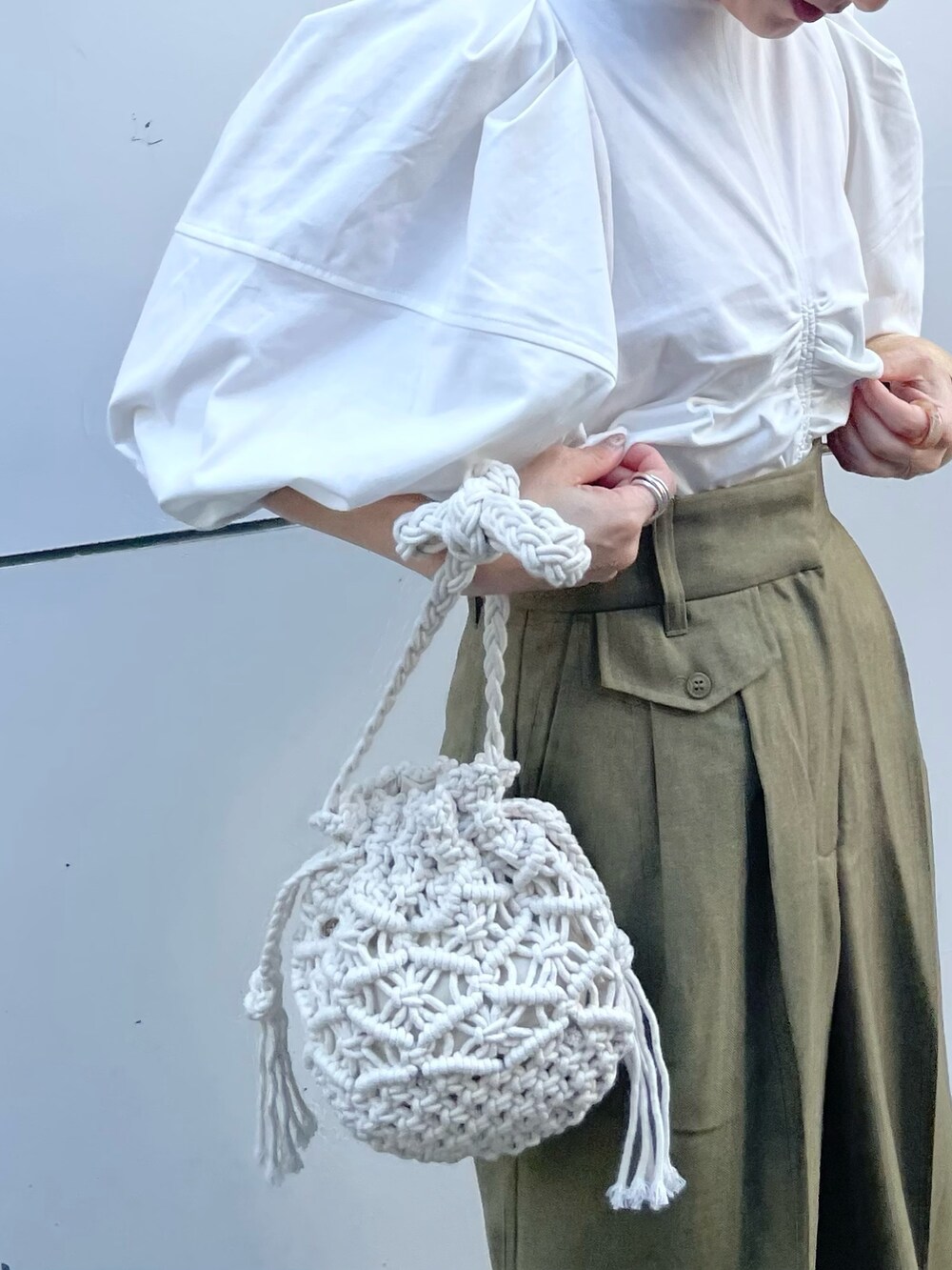 ホワイト系のTシャツ/カットソー、グリーン系のその他パンツ、ブラック系のサンダルを着用したレディースの春コーディネートの3枚目の写真