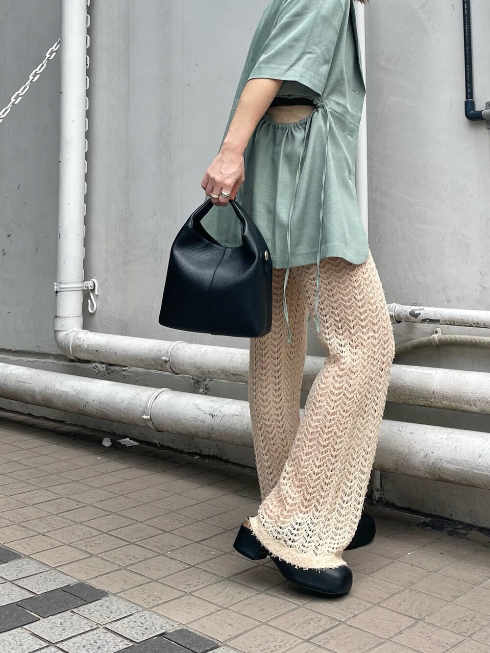 グリーン系のその他アウター、ベージュ系のその他パンツ、ブラック系のサンダルを着用したレディースの夏コーディネートの5枚目の写真