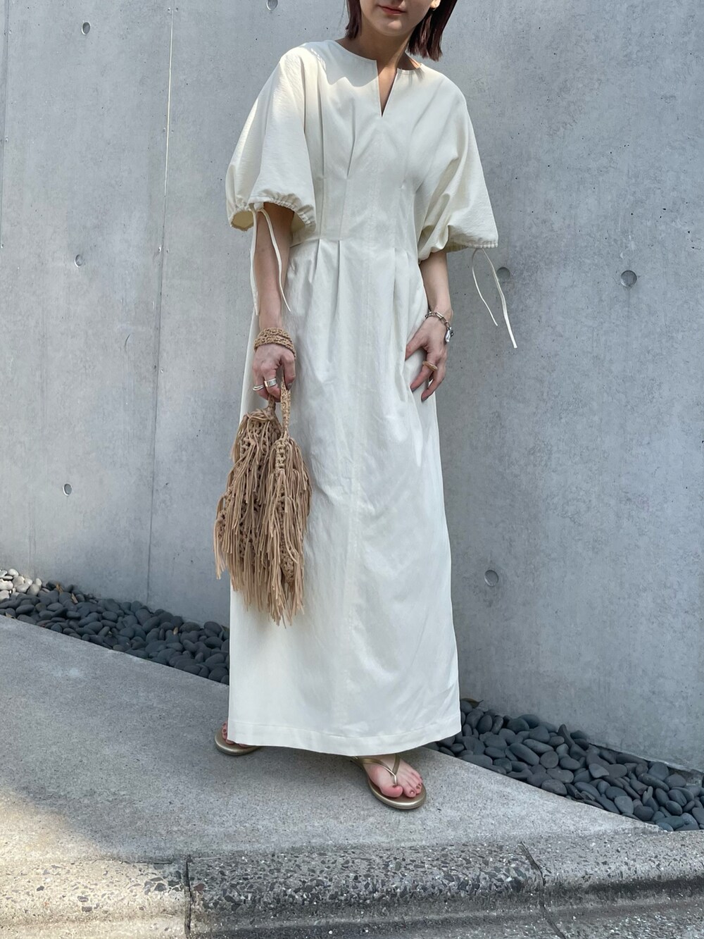 ホワイト系のワンピースを着用したレディースの春コーディネートの2枚目の写真