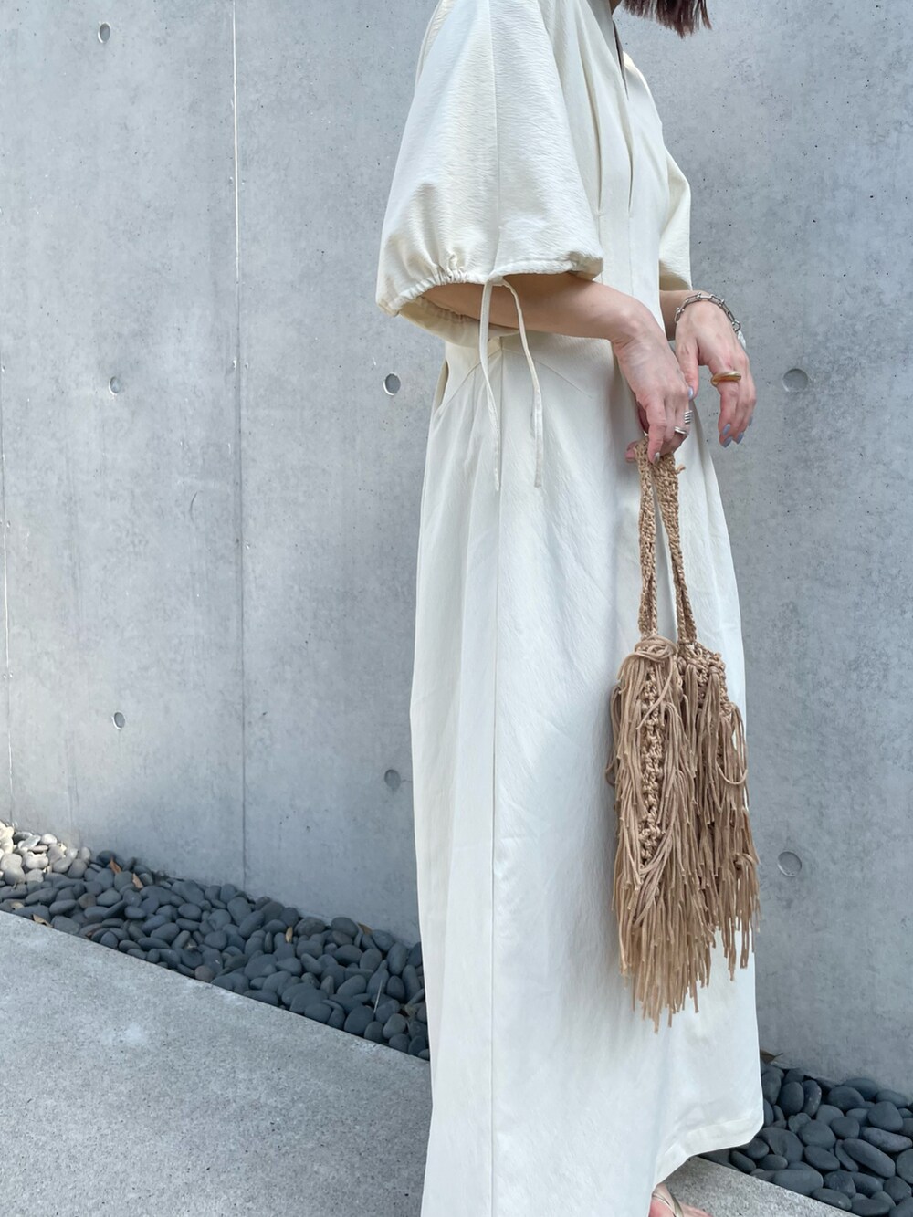 ホワイト系のワンピースを着用したレディースの春コーディネートの5枚目の写真