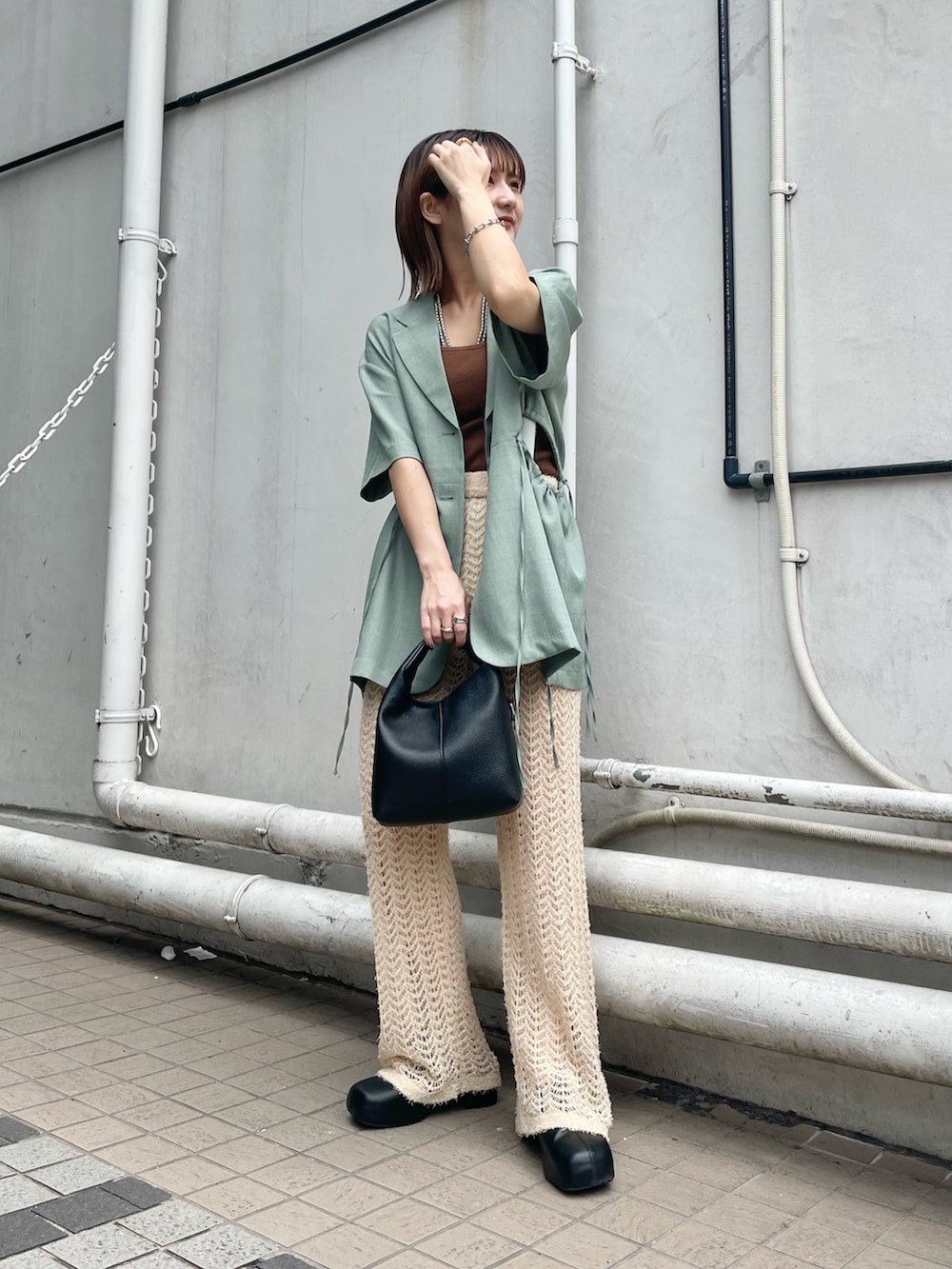 グリーン系のその他アウター、ベージュ系のその他パンツ、ブラック系のサンダルを着用したレディースの夏コーディネートの2枚目の写真